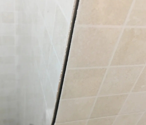 策勒瓷砖空鼓维修公司分享阳台瓷砖脱落的修复过程可以分为以下几个步骤