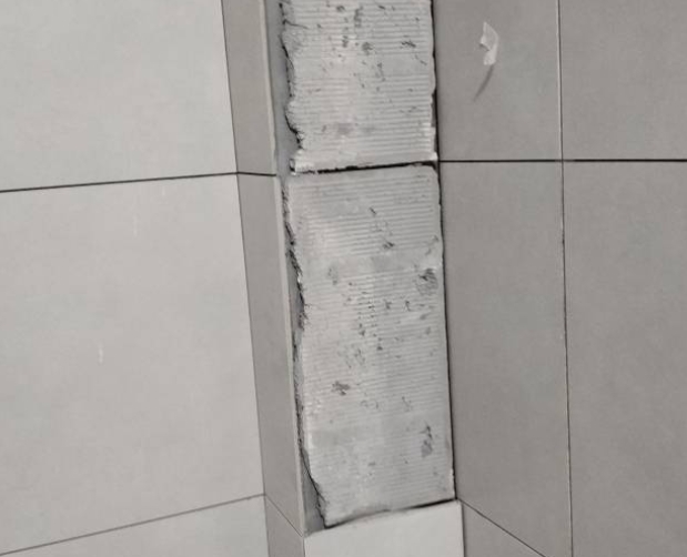 策勒瓷砖空鼓维修公司分享下瓷砖施工前基层浇水润湿程度不足，可能导致以下问题