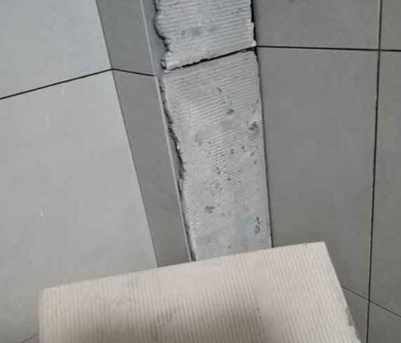 策勒瓷砖空鼓维修公司分享下厨房瓷砖脱落的补救措施。